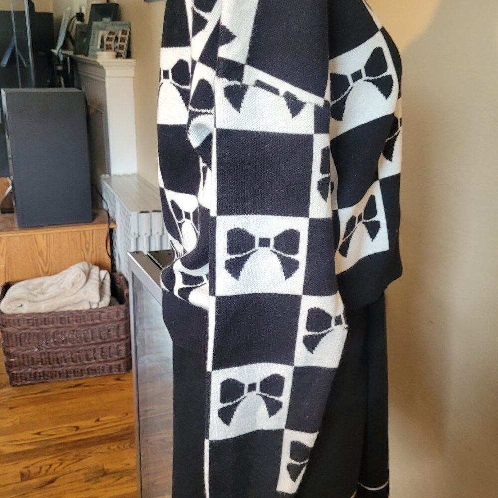 Luna Ivy Black‎ & White Bow Sweater - Picture 3 of 6